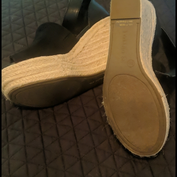 Black wedges. - Picture 3 of 3